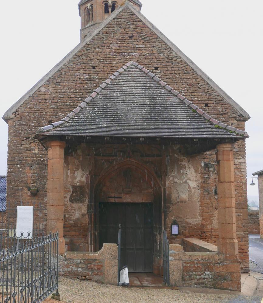 Etude des restes de polychromie du portail et des enduits extérieurs de l'église de Loché (71).<br />
Avec Claire Bigand et Fanny Grué pour les éléments sculptés.