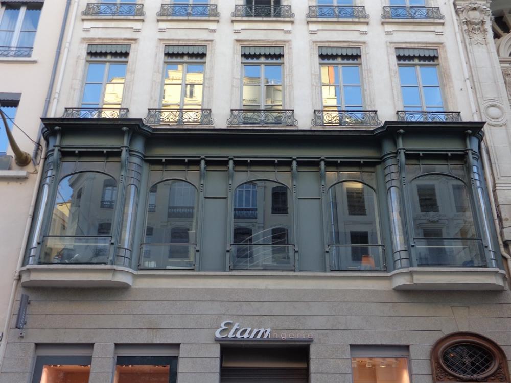Conservation-restauration des verres peints et églomisés de la devanture "Crémieux tailleur", rue de la République à Lyon, avec Philippe Boulet et Emmanuel Thomas.
